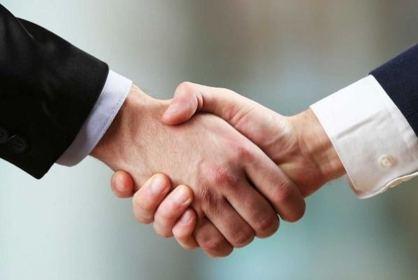 <img src="handshake.jpg" alt="Một hình ảnh chụp cận cảnh cái bắt tay giữa hai người; một người mặc áo vest đen và người kia mặc áo sơ mi trắng với áo khoác vest xanh đậm. Phông nền bị làm mờ." title="Hình ảnh bắt tay"> Hình ảnh bắt tay