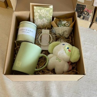 <img src="duong_dan_hinh_anh.jpg" alt="Hộp quà tặng nến thơm gồm nến thơm Woven Seagrass, cốc sứ xanh nhạt, thú bông chú chó dễ thương" title="Hộp quà tặng nến thơm gồm nến thơm Woven Seagrass, cốc sứ xanh nhạt, thú bông chú chó dễ thương"> Hộp quà tặng nến thơm gồm nến thơm Woven Seagrass, cốc sứ xanh nhạt, thú bông chú chó dễ thương