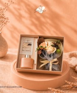 Ảnh minh họa cho Hộp Quà Tinh Dầu Khếch Tán Kết Hợp Hoa Lụa & Bó Hoa Sang Trọng_HQ002