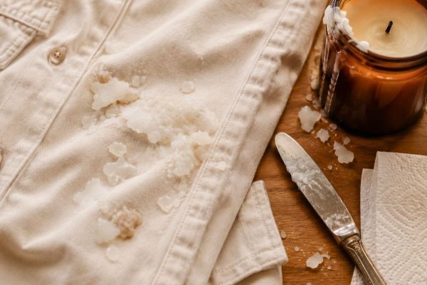 Cách tẩy sáp nến dính vào quần áo với hướng dẫn chi tiết và phương pháp làm sạch phù hợp cho từng loại vải